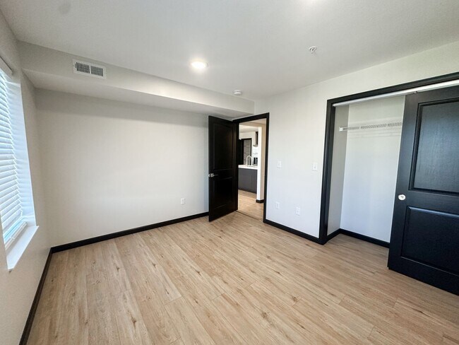 Building Photo - Beautiful 2 Bed, 1.5 Bath Apartment in PRIME location!  Furnished & Unfurnished Options Available!