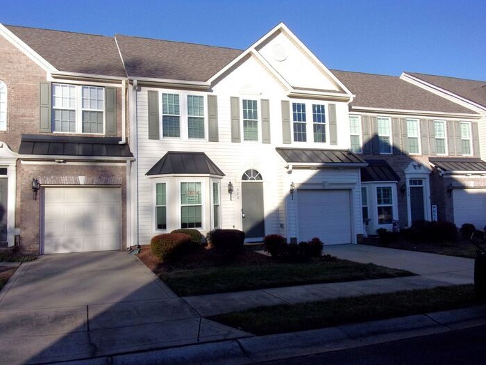 Foto principal - Spacious 3 Bedroom 2 1/2 Bath Townhome in ...