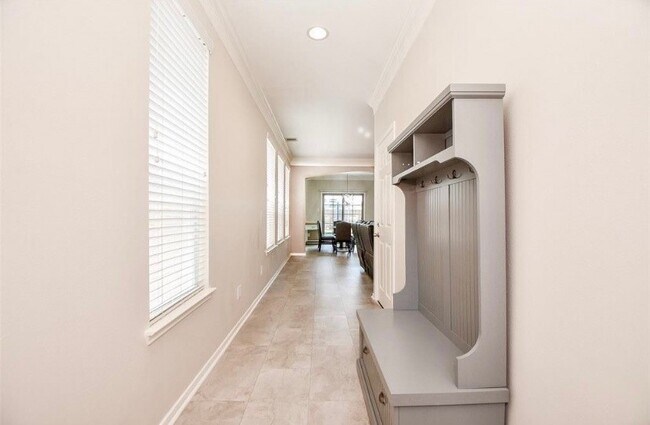 Building Photo - 6222 Skyline Dr