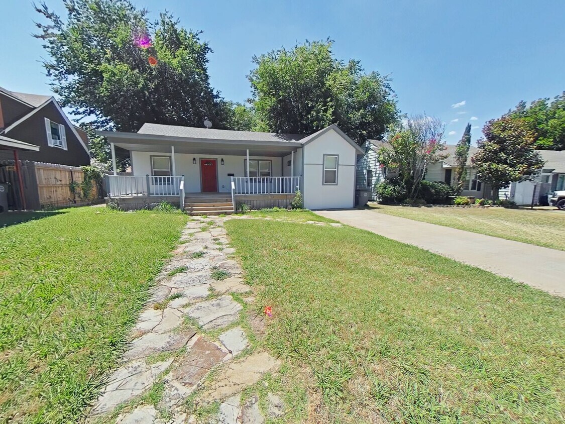 Foto principal - 1720 NW Cherry Ave