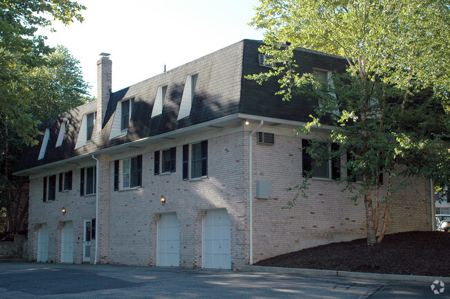 Building Photo - Village on the Green Apartments