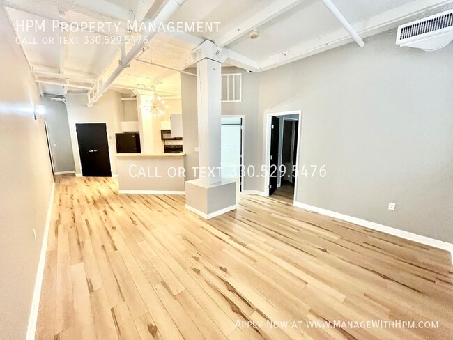 Building Photo - 1133 W 9th St