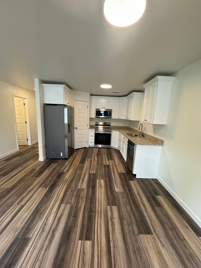 Building Photo - 845 Golden Bear Ln