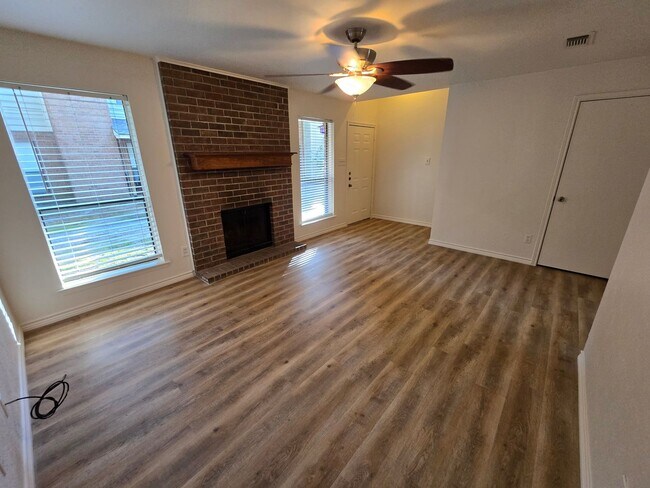 Foto del edificio - College Station -2 bedroom/ 2.5 bath - 2 story condo -Complex has a Pool.