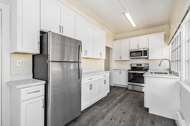 Building Photo - 2204 Buena Vista Ave