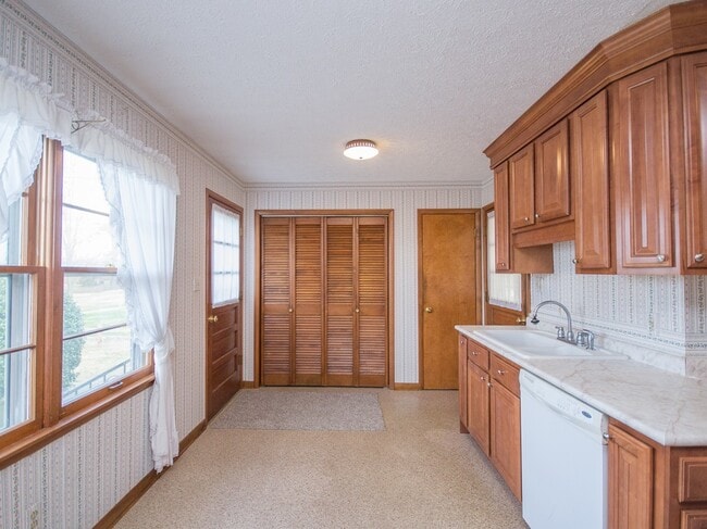 Foto del edificio - Great location near downtown Athens! Lawn Care included, new LVP flooring! Fenced yard!