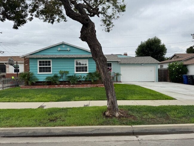 Foto del edificio - Beautiful 3 bedroom 2 bath HOME . . .  Clo...