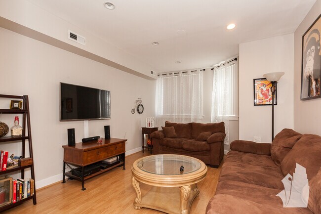 Building Photo - 1524 N Artesian Ave