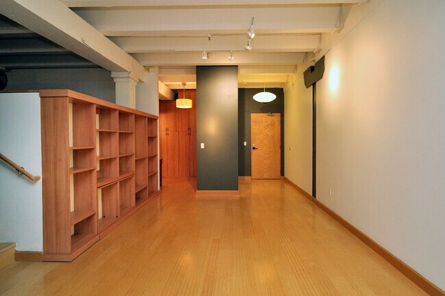 Building Photo - Historic Chown Pella 1 Bedroom Condo in the heart of the Pearl!