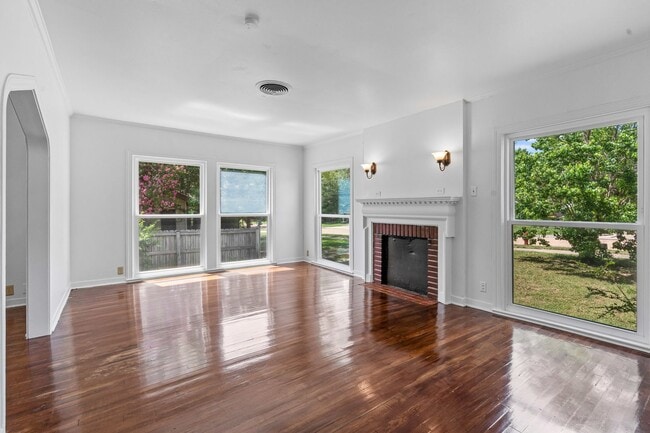 Building Photo - Historic Charm in Hillsboro!