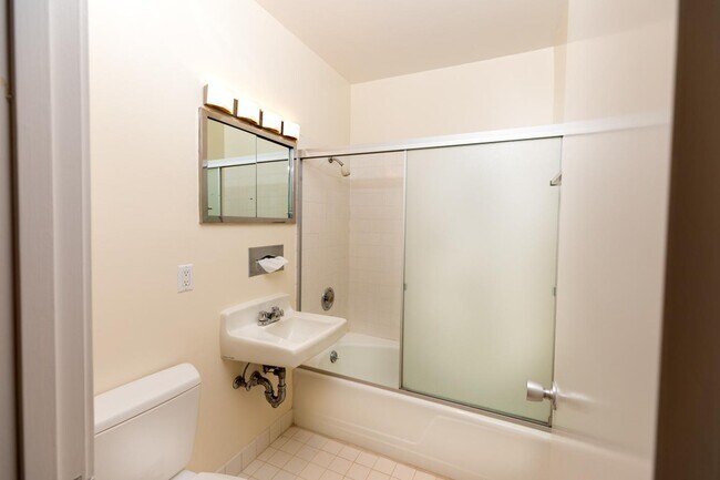 Foto del edificio - Charming 2BR Condo in Berkeley | Easy Access to Campus & Elmwood