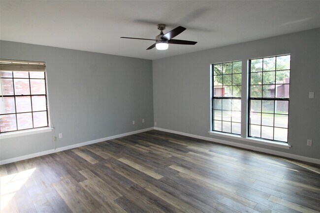 Foto del edificio - 2255 Shady Timbers Cir