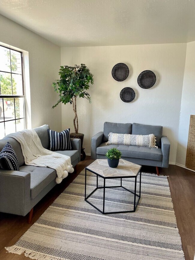 Foto del edificio - 1050 Meadowlark Ct