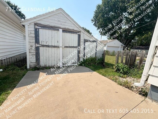 Building Photo - 717 S Glendale Ave