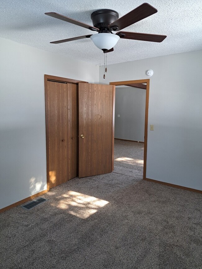 Building Photo - Single family home w/detached garage avail...