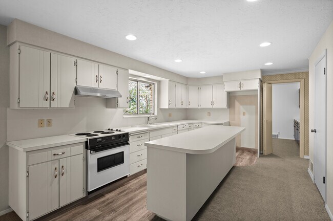 Building Photo - 1480 E Millbrook Way