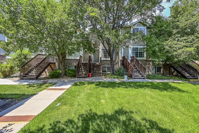 Photo - $1,950- 2 Bed, 2 Bath Townhouse in Denver with Washer and Dryer!