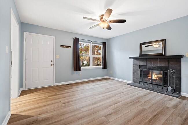 Building Photo - Gem in Hillsborough-move in now!