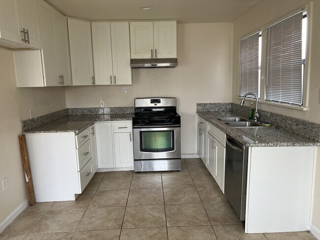 Foto del edificio - 718 Charlana Dr