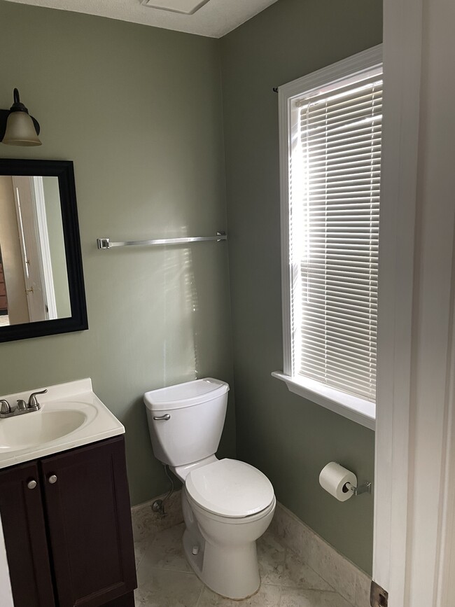 Main Level Guest Bath - 762 McGill Pl NE