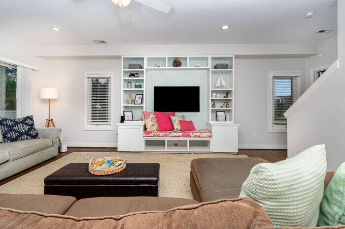 Primary Photo - Coral Cottage- Steps from beach access, ou...