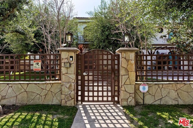 Foto del edificio - 6127 Rhodes Ave