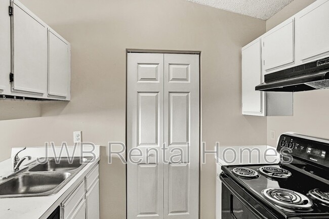 Building Photo - 10977 Traci Lynn Dr