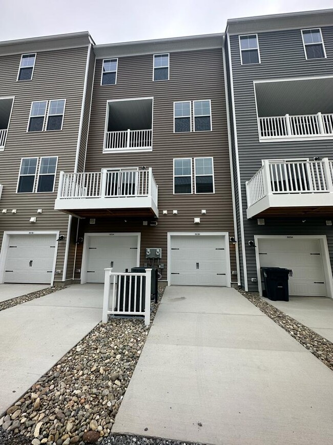 Building Photo - 805 Birchwood Hill Pl