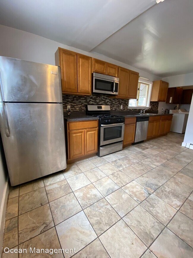 Foto del edificio - 5 br, 2 bath House - 120 Emerson St