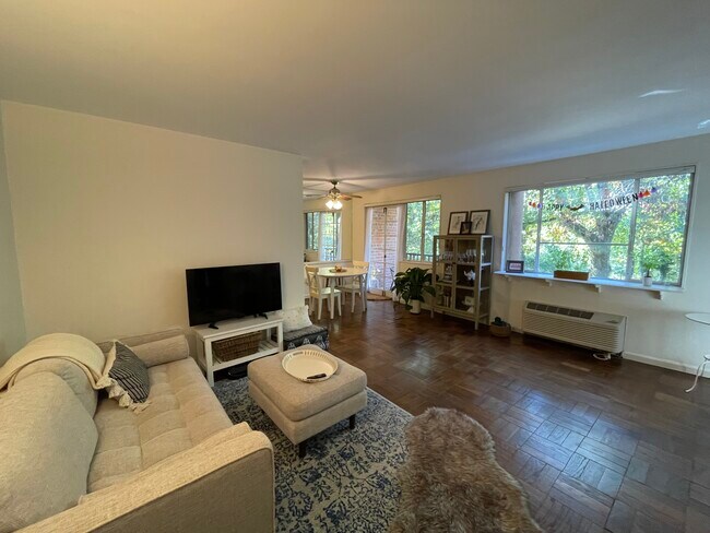 Foto del edificio - 4114 Davis Pl NW