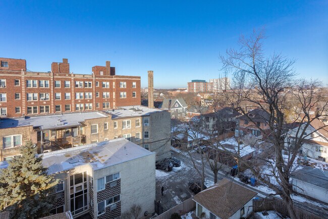 Building Photo - 1608 W Sherwin Ave