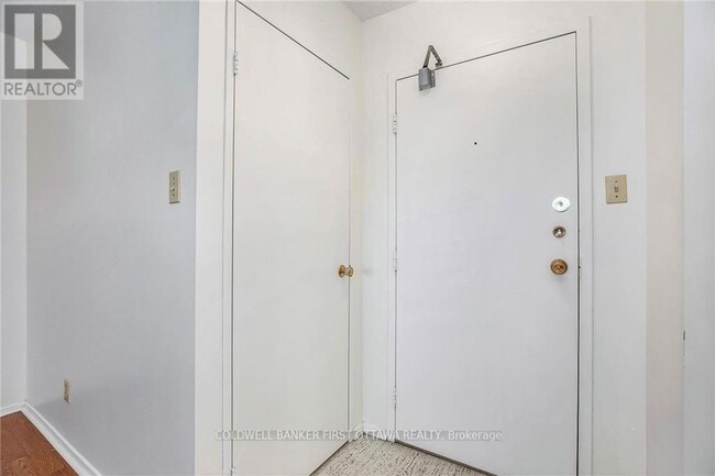 Building Photo - 555 Brittany Dr