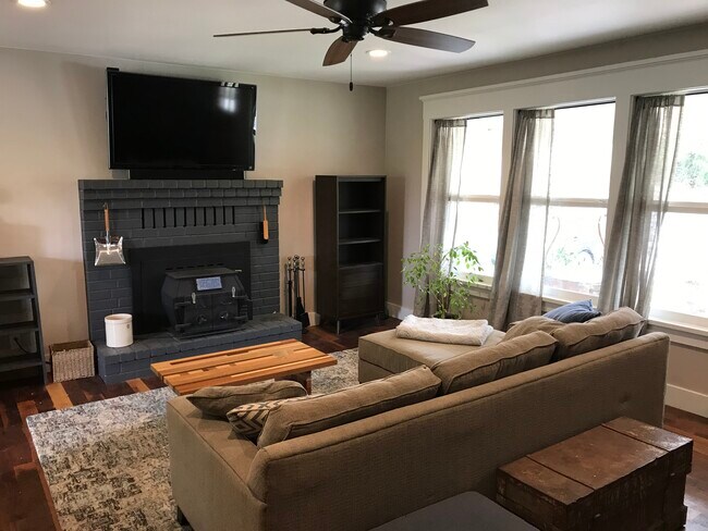 Sala de estar, estufa - 775 Mark Twain Rd