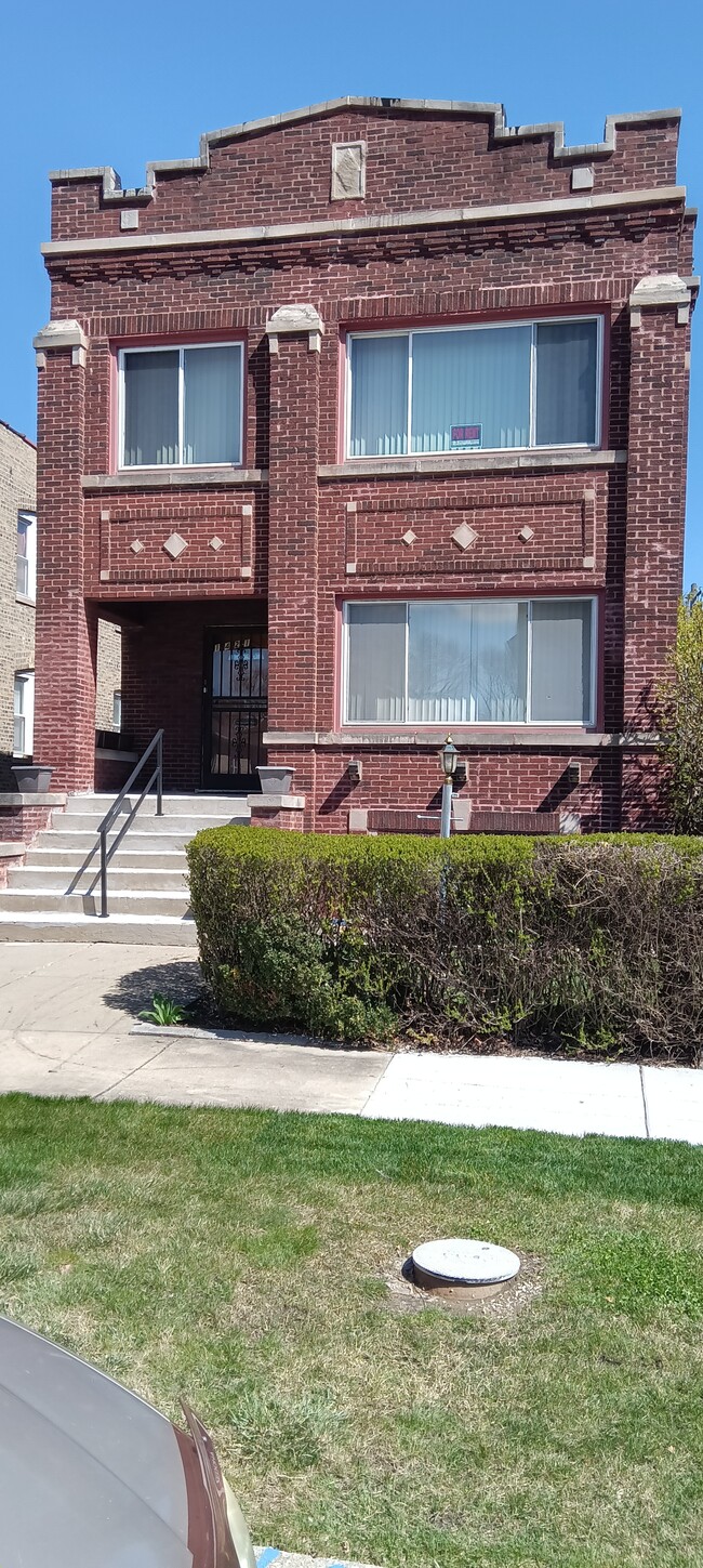 Building Photo - 1421 N Lorel Ave