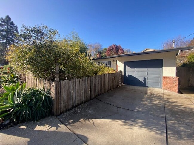 Building Photo - Charming Monterey Home