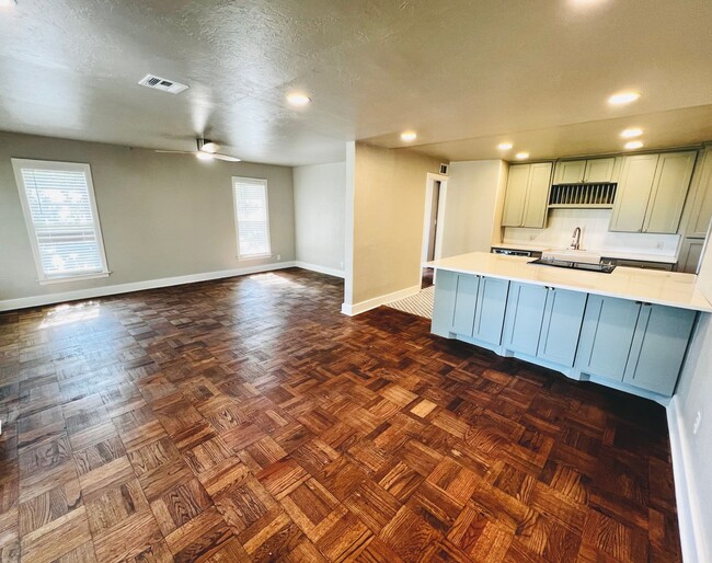 Building Photo - Beautifully Updated 3BD 2BA Home in Covete...