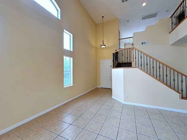 Foto del edificio - 4 BEDROOM HOME 3 CAR GARAGE ON A CORNER LO...