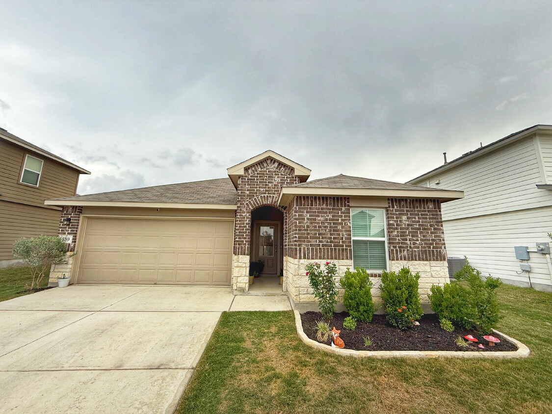 Primary Photo - Charming Single-Story Home in Oak Creek Su...