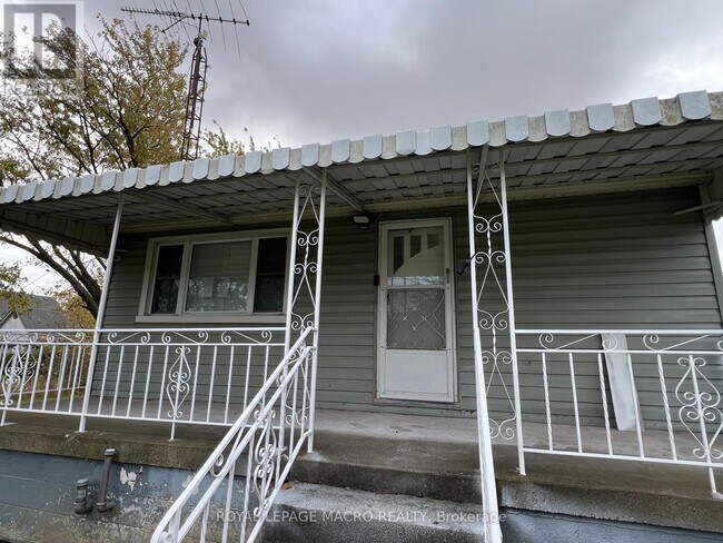 Building Photo - 1032 Mud St E