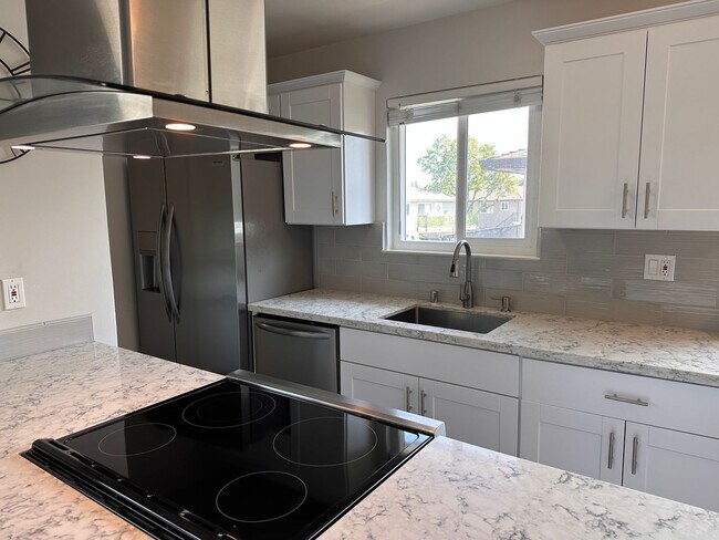 Building Photo - Beautifully Remodeled 2 Bedroom 1 Bath Con...