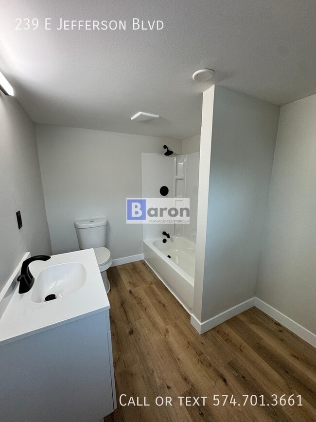 Foto del edificio - 239 E Jefferson Blvd