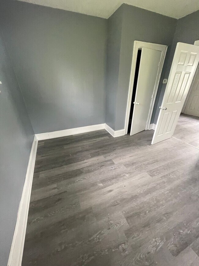 Building Photo - Section 8 Accepted! 3br 2-Story House