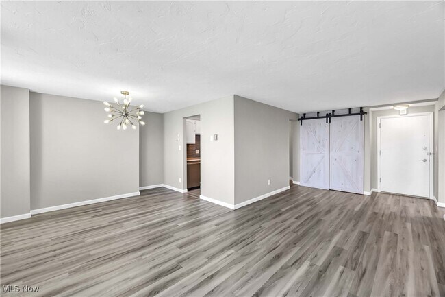 Foto del edificio - 12900 Lake Ave