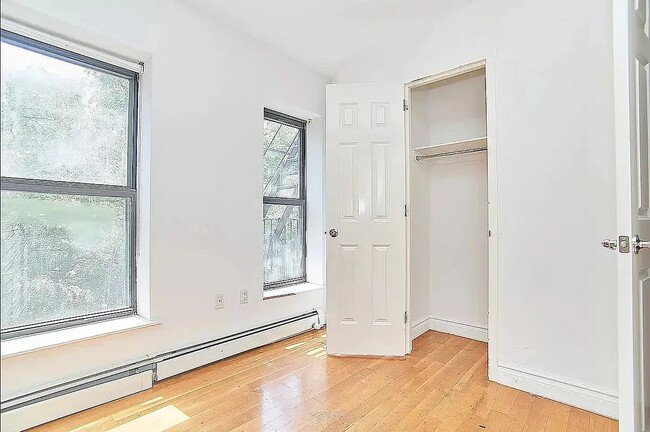 Building Photo - 325 E 10th St
