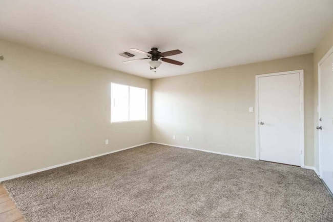 Building Photo - 811 E Hillview Cir