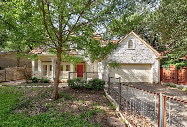 Foto del edificio - 7 Bed Home for August!