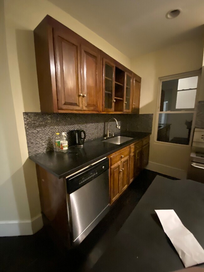Building Photo - 9 Chilcott Pl