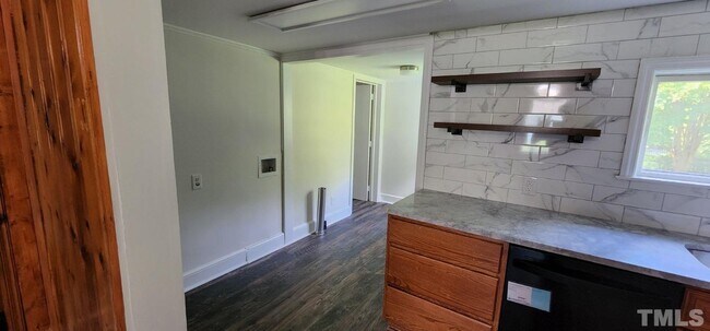 Building Photo - 302 Sallinger St