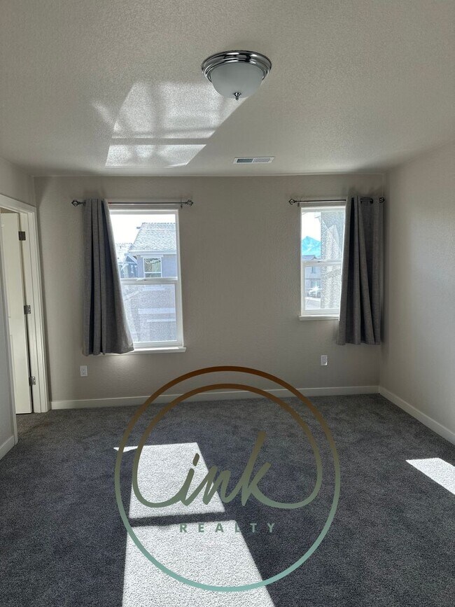 Building Photo - Carson Townhouse