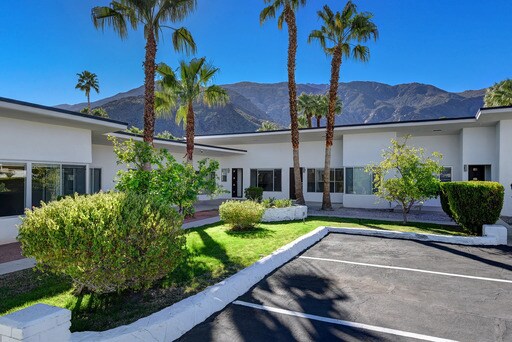 Foto principal - 641 N Palm Canyon Dr